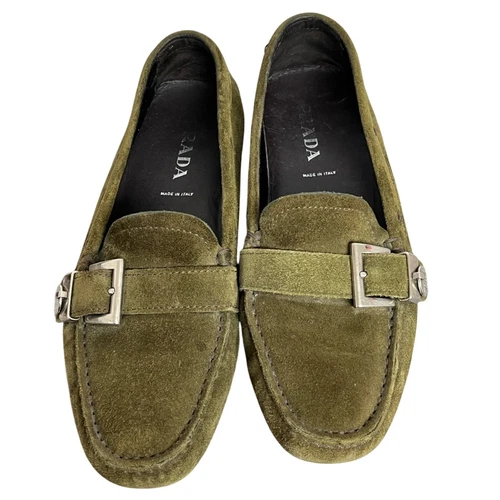 Boucle Prada en daim logo argenté plat en olive TAILLE 36,5 US 6,5