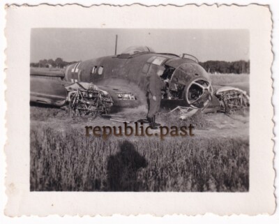 Foto Soldat vor abgeschossenen Flugzeug Bomber Heinkel He 111 Balkenkreuz (B1)