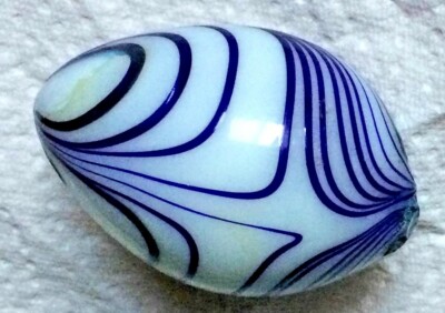 Ei aus blau-weißem Muranoglas, Italien