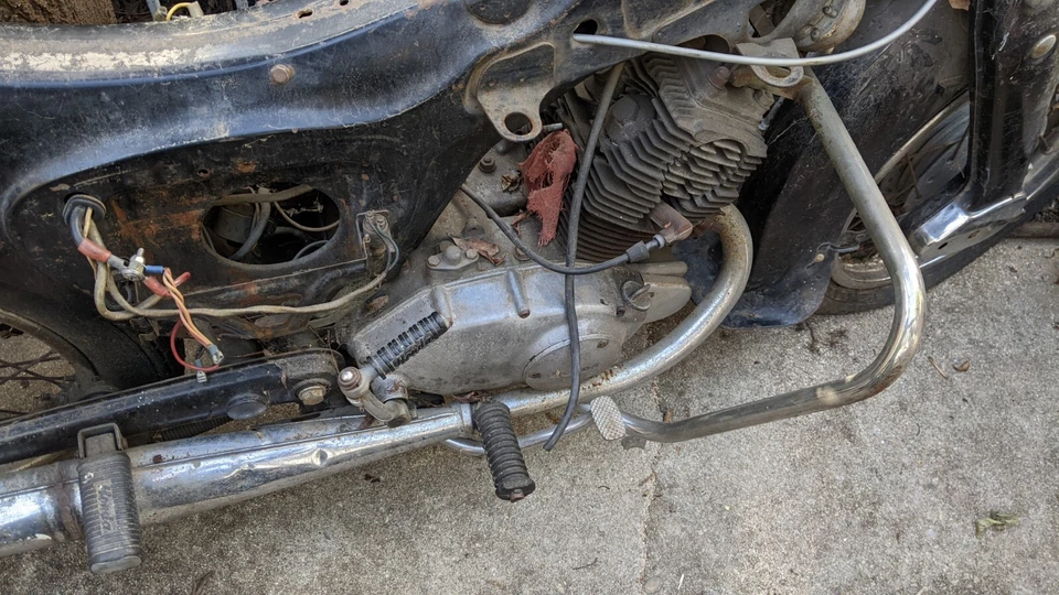 Honda Dream 150 CA-95  Roller With Engine Spins Freely , Parts Bike No Paperwork - Image 2 of 4