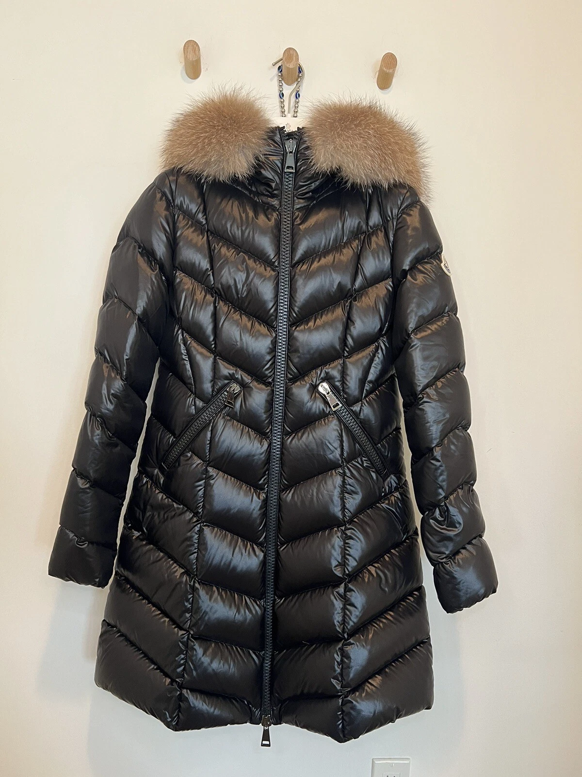 MONCLER Piumino Marre con bordo in shearling. Vendita al dettaglio $2.740