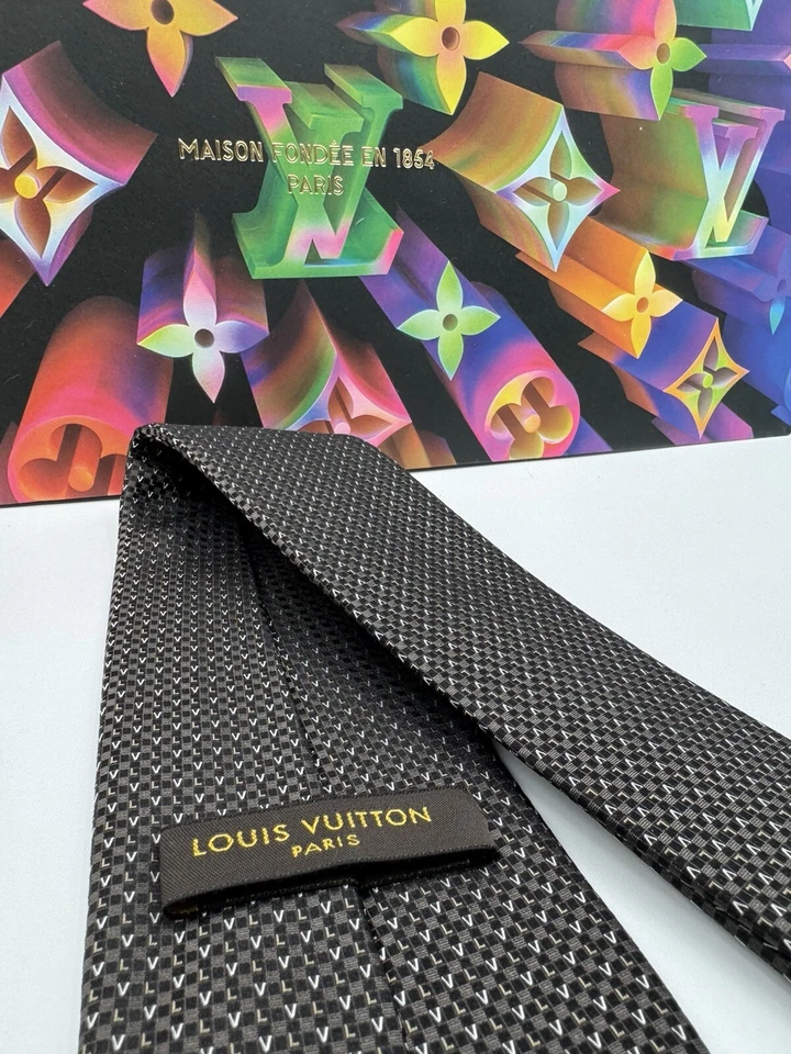 Corbata de seda Louis Vuitton marrón con patrón de monograma LV Foto 3 de 4