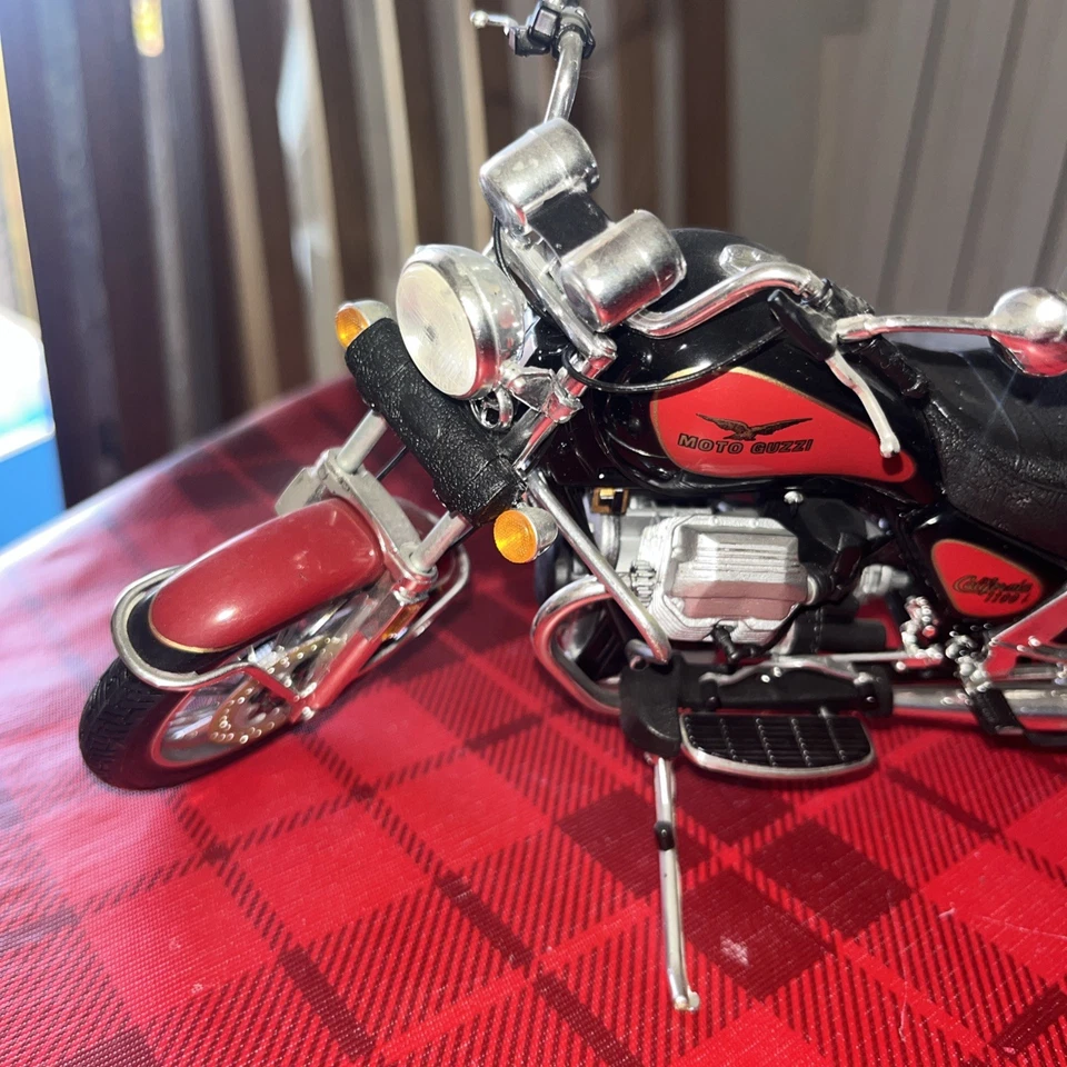 MAI31603 Maisto Moto Guzzi California 1100 i 1/10 - Immagine 2 di 4