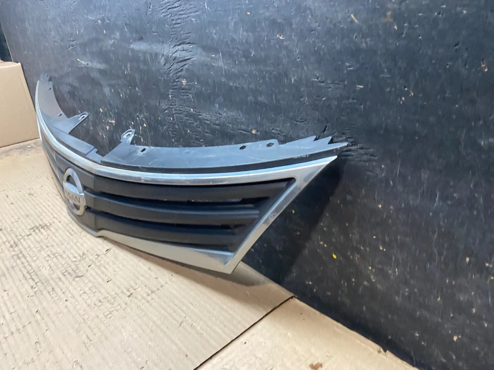2010 to 2012 Nissan Versa Hatchback Front Upper Grill Grille Oem V2474 DG - Image 2 of 4