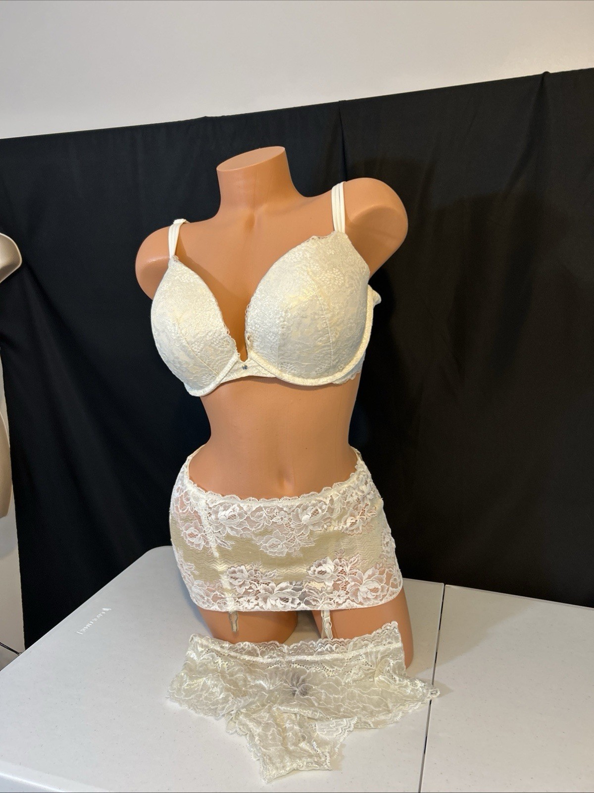 Victoria’s Secret Push-Up Plunge Bra 38 D Garter Skirt White Gold