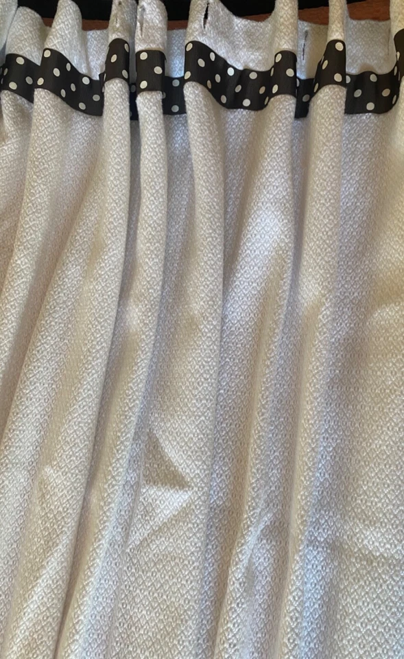 Cortina de ducha blanca texturizada tejido gofre 100 % con ribete de lunares superior/inferior Foto 3 de 4