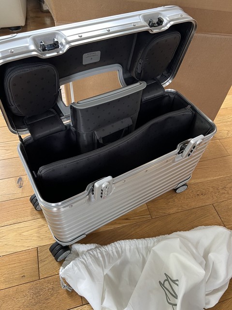 RIMOWA Topas Pilot Case 4 Wheels Brand New original box. Lifetime Warranty. RIMOWA Topas Pilot Case 4 Wheels Brand New original box. Lifetime Warranty.