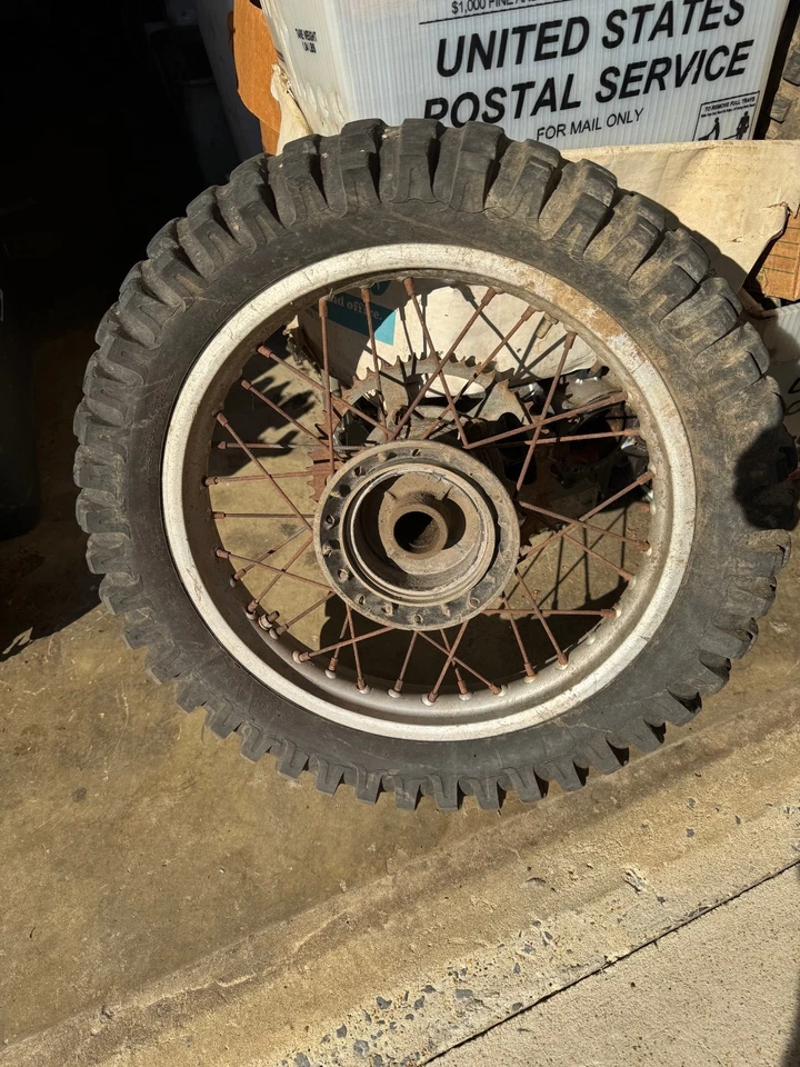 Llanta trasera OEM 83-85 Honda XR500R DID con neumático J17x2.15 y piñón/buje trasero Foto 2 de 2