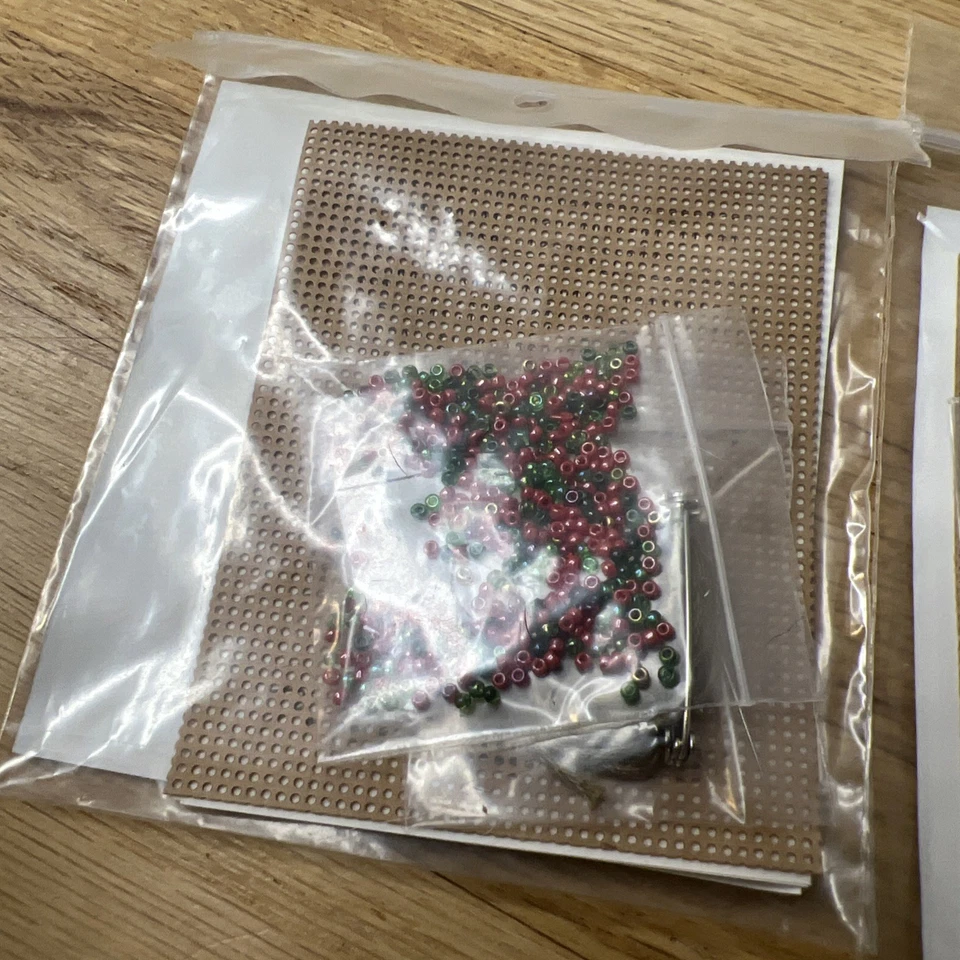 2 - 1991 Mill Hill Holiday Ornament Kit de cuentas de vidrio contado Poinsettia Cardinal Foto 4 de 4