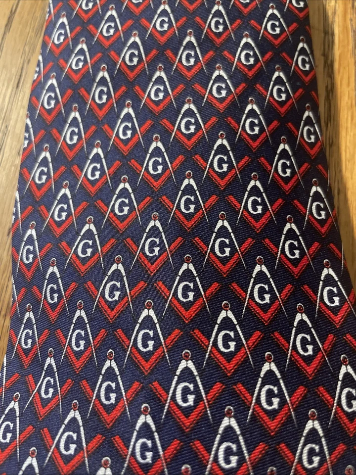 Corbata de seda geométrica para hombre vintage usada en excelente estado con remache de Boston hecha a mano Foto 3 de 4