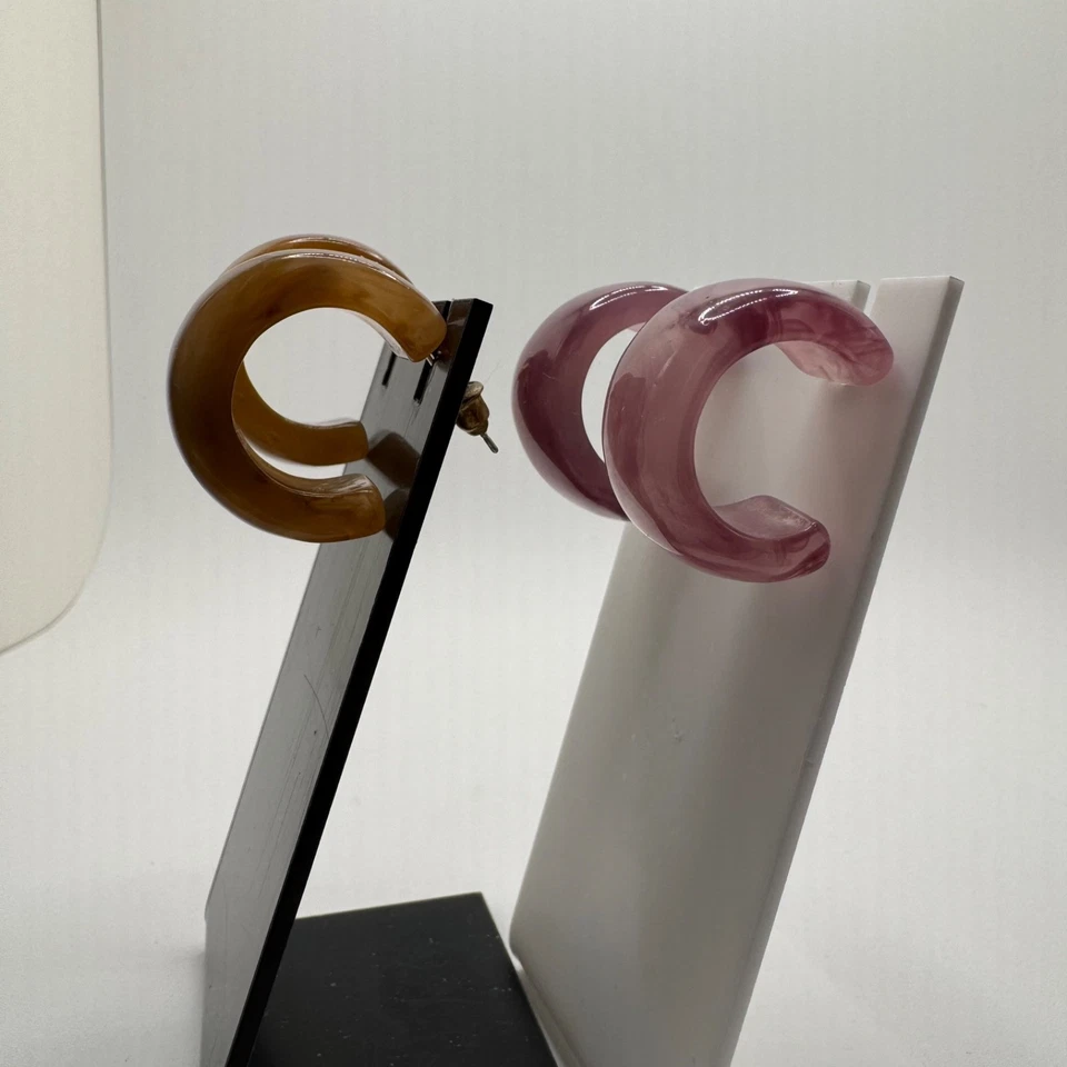 Dos juegos de pendientes de aro de acrílico marrón lavanda de plata de ley 925 Foto 3 de 4