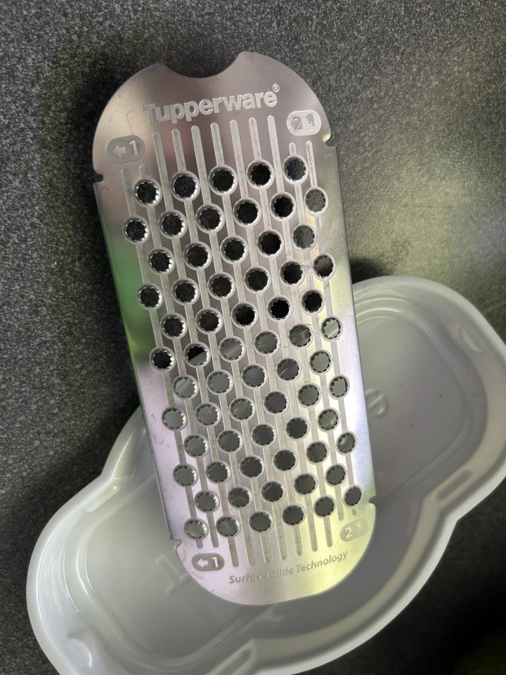 TUPPERWARE Profi Reibe D 182, Fingerschutz, Küchenhelfer incl 3 Einsätzen - Bild 2 von 4