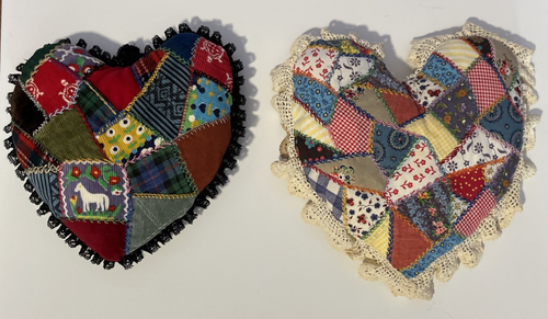 2 handgenähte Patchwork Crazy Quilt Herz Kissen Spitzenborte Bauernhaus Dekor ~ 7"