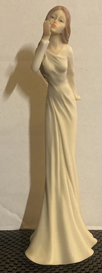 "Estatuilla Studio Collection by Veronese Design Young Lady Air Kiss ~ 10,5"" de alto" Foto 3 de 4