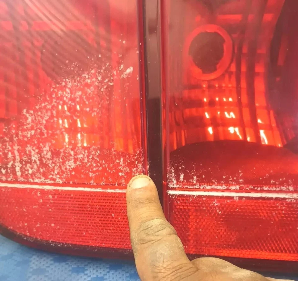 Luz trasera izquierda Ford Mustang 2005-09 sin arnés LOC-114 Foto 3 de 4