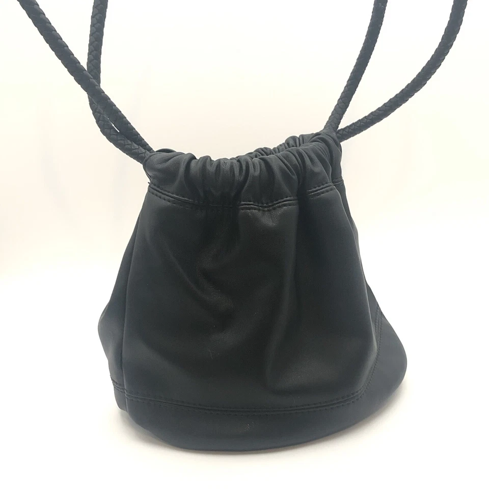 Bolso tipo cubo de cuero vegano Urban Outfitters negro crujiente pequeño Y2K Foto 3 de 4