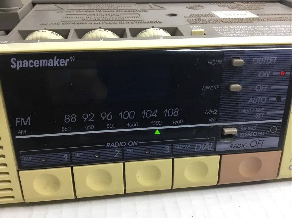 Vintage GE Spacemaker AM/FM Clock Radio w/ Bracket & Light Model 7-4250A - Image 2 of 4