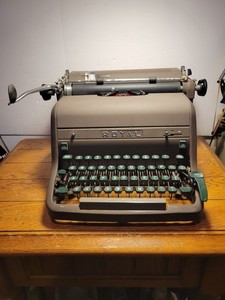 VINTAGE Royal HHE Typewriter Desktop Standard Elite Font Working Has a Ribbon