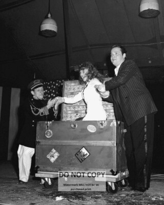 RITA HAYWORTH & ORSON WELLES IN ''THE MERCURY WONDER SHOW'' - 8X10 PHOTO (ZZ-288)