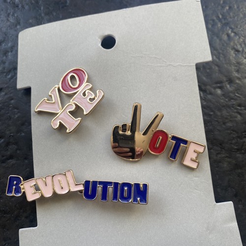 Nuevo con etiquetas BP. Nordstrom ""Vote"" BP Pins Revolution color dorado excelente estado - Imagen 4 de 4