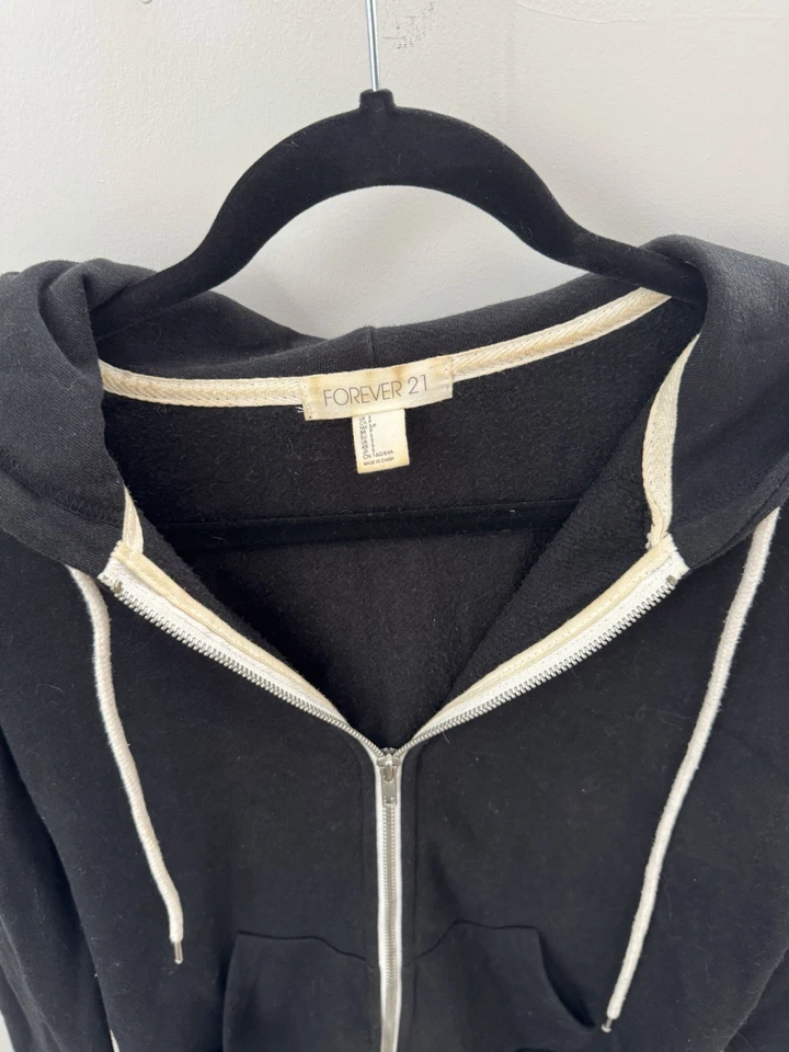 Sudadera con capucha negra con cremallera talla pequeña Foto 2 de 3