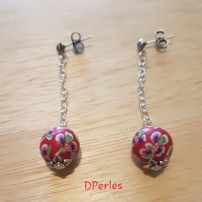 Boucles d’oreille pendantes – Faites main – Perle polymère rouge - Photo 1/3