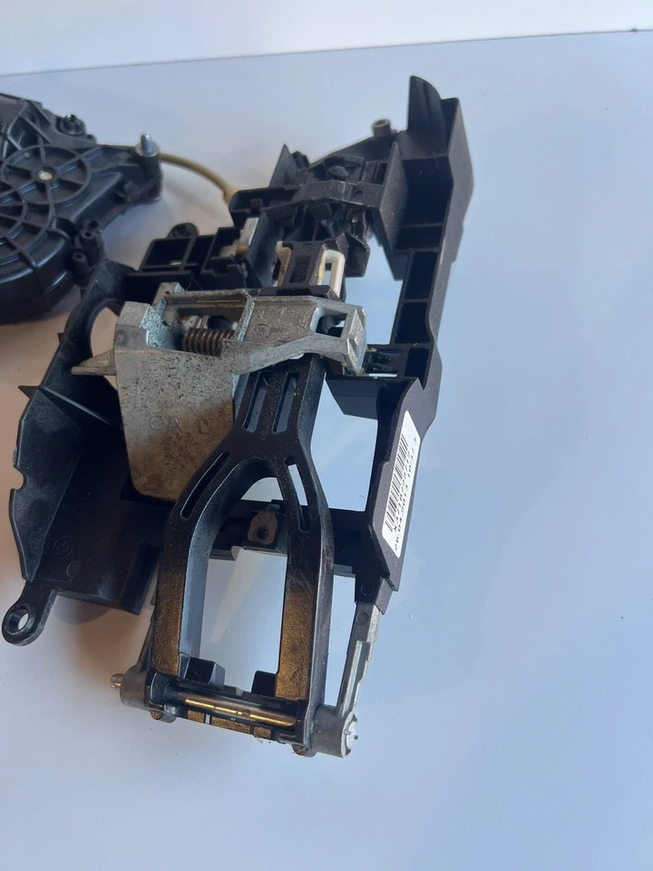 BMW 528i 2015 conjunto de pestillo de puerta trasera izquierda, usado Foto 4 de 4