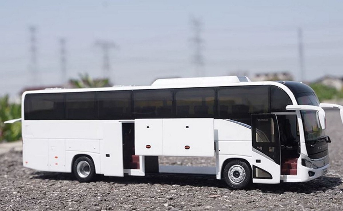 1/42 Scale YuTong C12PRO Coach Bus Diecast Model Toy Collection