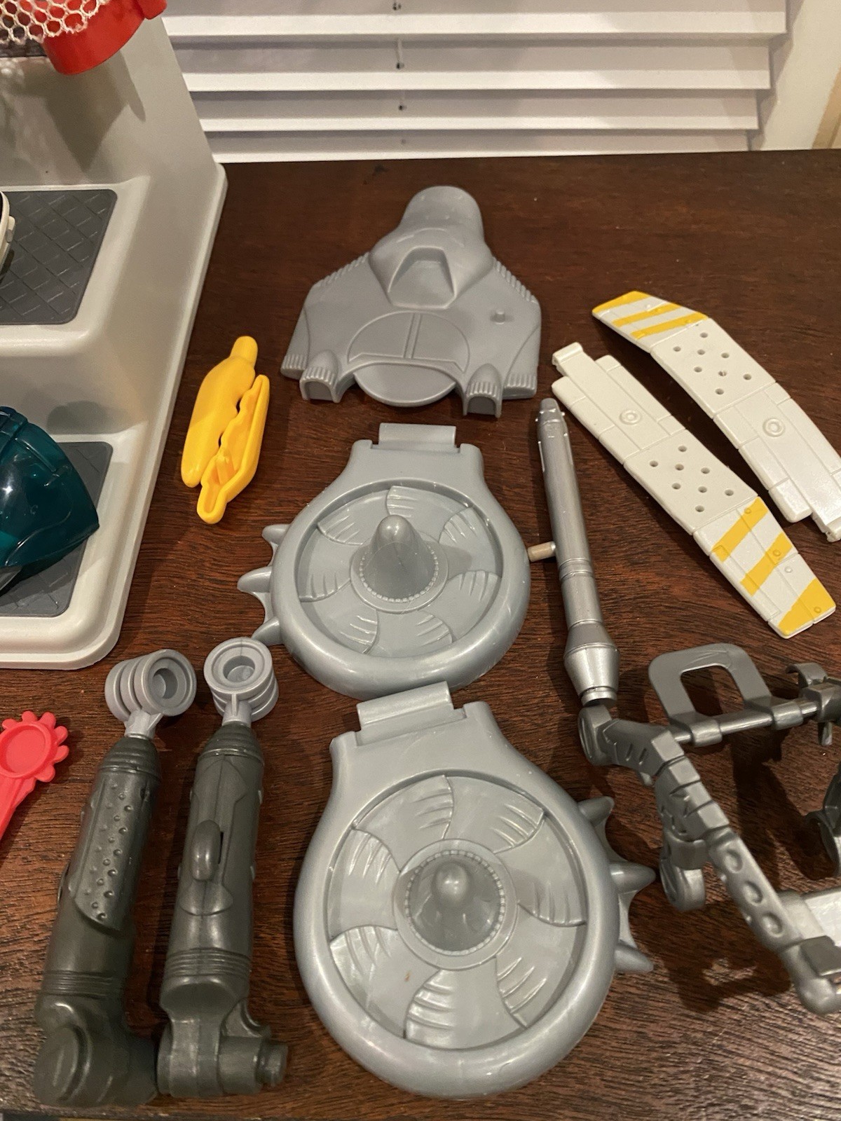 Huge Lot  1996 Vintage Mighty Ducks- 6 Figures & Loads of Accessories