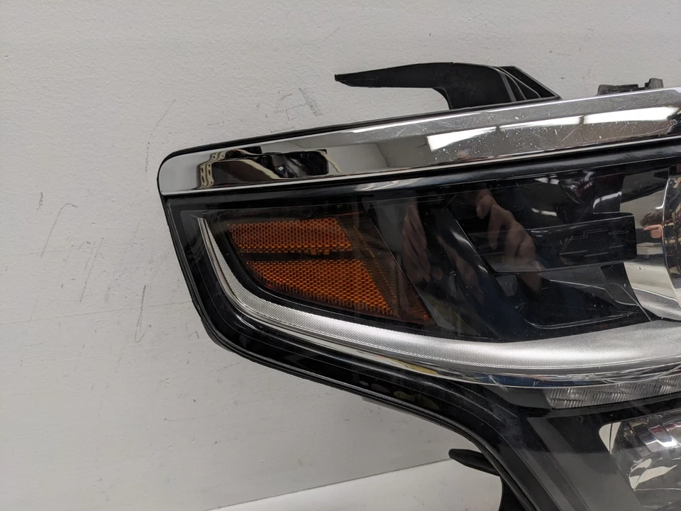 Faro halógeno derecho pasajero Chevrolet Tahoe Suburban 2015-2020 AL2 Foto 3 de 4