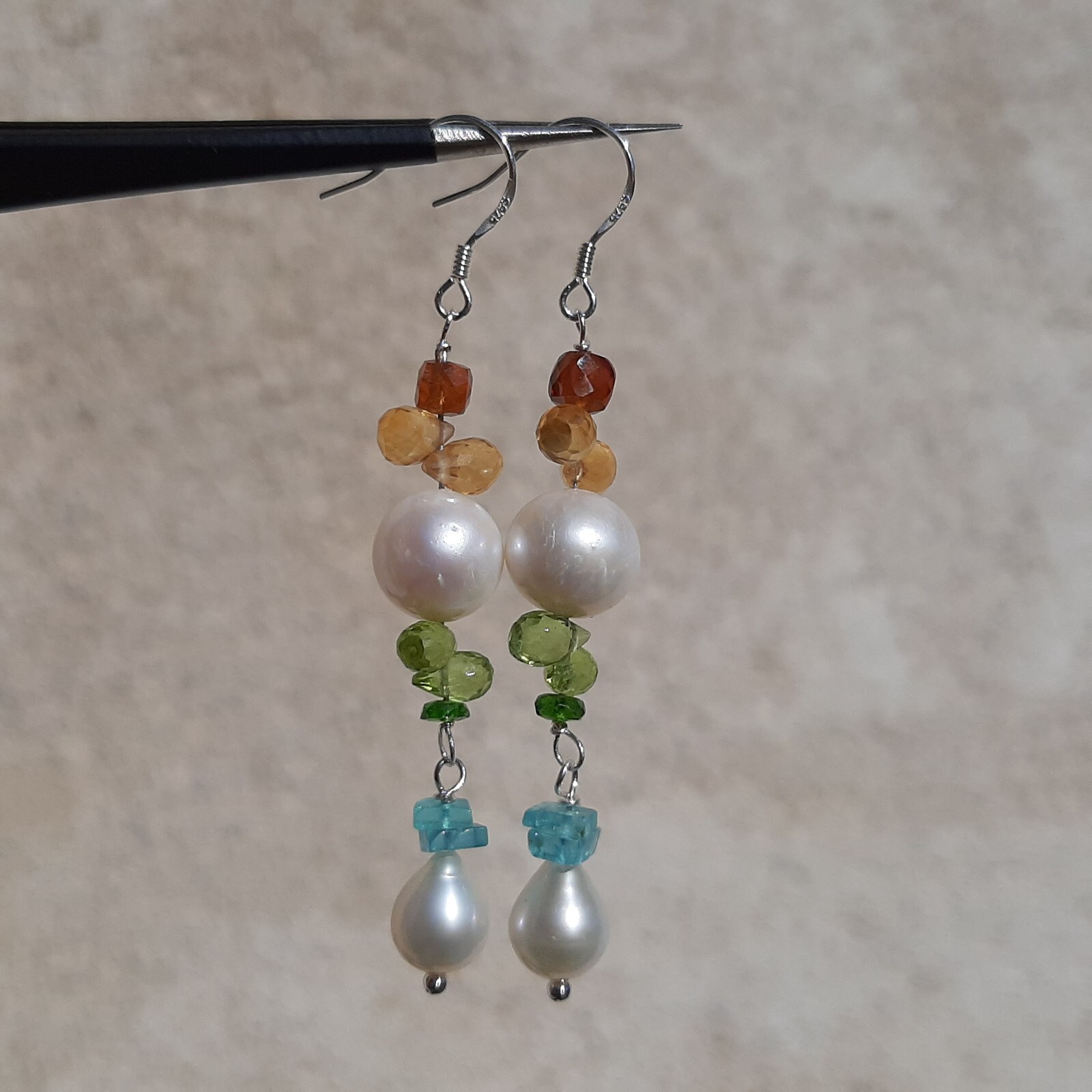 Boucles d'oreilles dormeuses en citrine grenat et perles, le cadeau d'anniversaire idéal