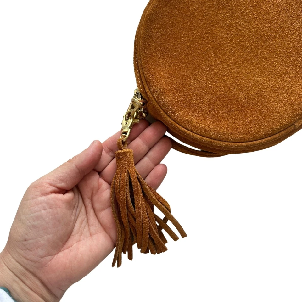 Bolso Bandolera Borla Nuevo Sin Etiquetas Forever 21 Pequeño Marrón Gamuza Redondo Círculo Cremallera Foto 2 de 4