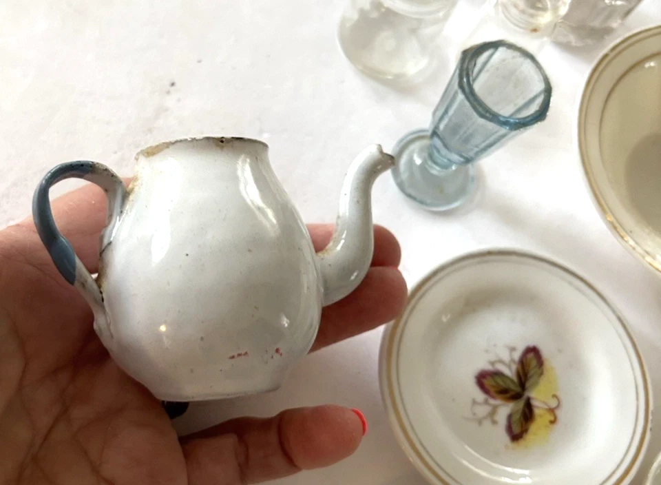 Lote misto vintage miniatura de acessórios para casa de bonecas, taças, utensílios de mesa, tesouras - Imagem 4 de 4