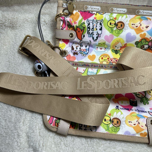Bolso de hombro LeSportsac Tokidoki, Hawaii edición limitada, con encanto USADO - Imagen 8 de 20