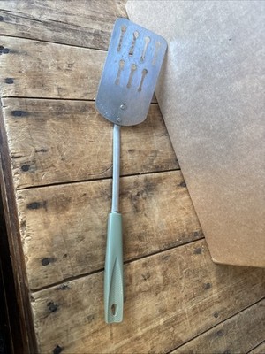 Ekco USA Stainless Slotted Keyhole Kitchen Spatula - 13 Inch Avocado