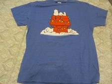 SNOOPY ON TOP OF DOG HOUSE DECORATED FOR CHRISTMAS L T SHIRT