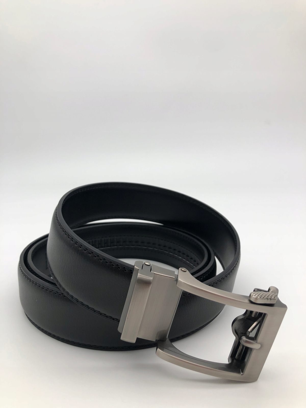 Durable Black Leather Belt for Men – Stylish & Functional Men's Belt-image