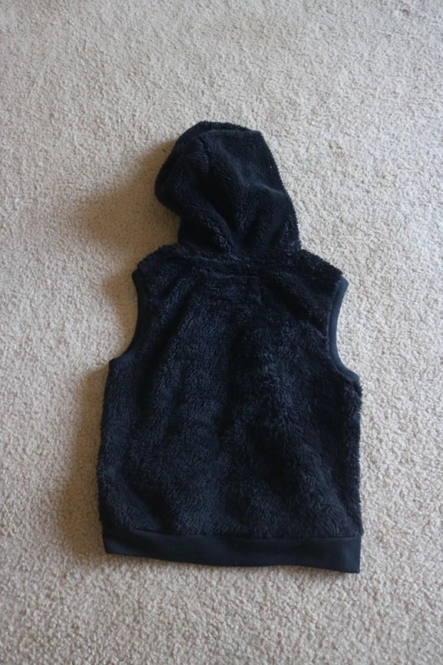 Жилет для девочек Mudd черный с капюшоном из искусственного меха размер 12 - Изображение 2 из 4