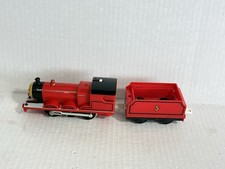 Locomotiva Tomy Thomas Plarail James con tavola da corsa bianca