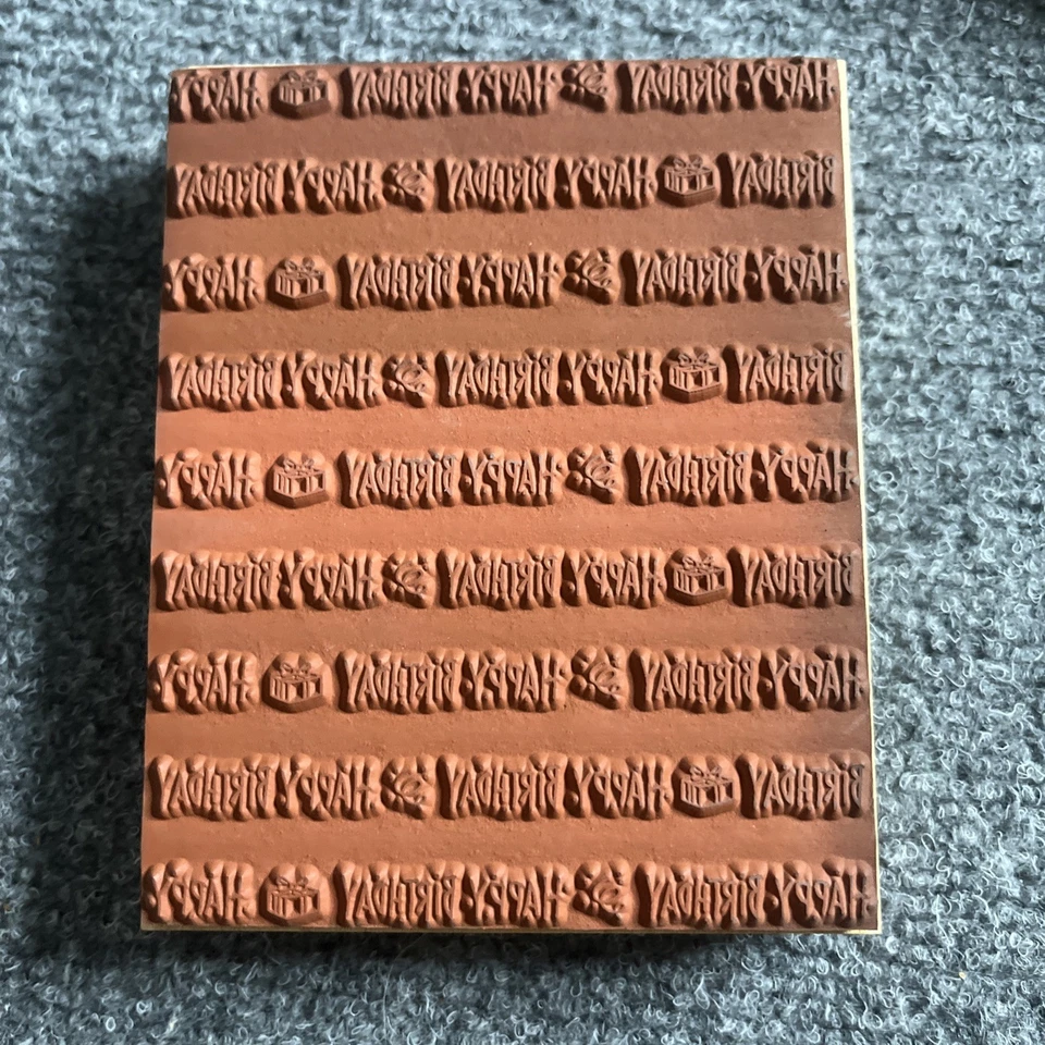 Sello de goma de feliz cumpleaños impresión de palabras héroe artes  Foto 2 de 2