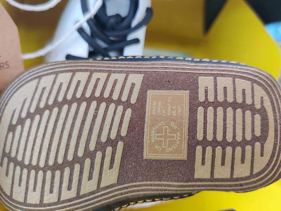 Dr. Martens 男宝宝白色短靴 1 码婴儿床鞋 1460 — 第 3/4 张图片