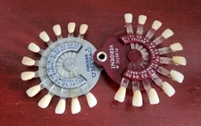 VINTAGE UNIVERSAL DENTAL CO. PORCELAIN UNIVAC. PLASTIC VERIDENT SHADE GUIDE. USA