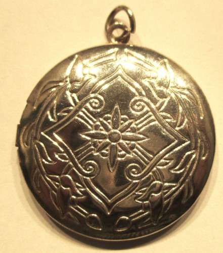 STERLING SILVER LARGE ROUND PATTERNED LOCKET GREAT DESIGN