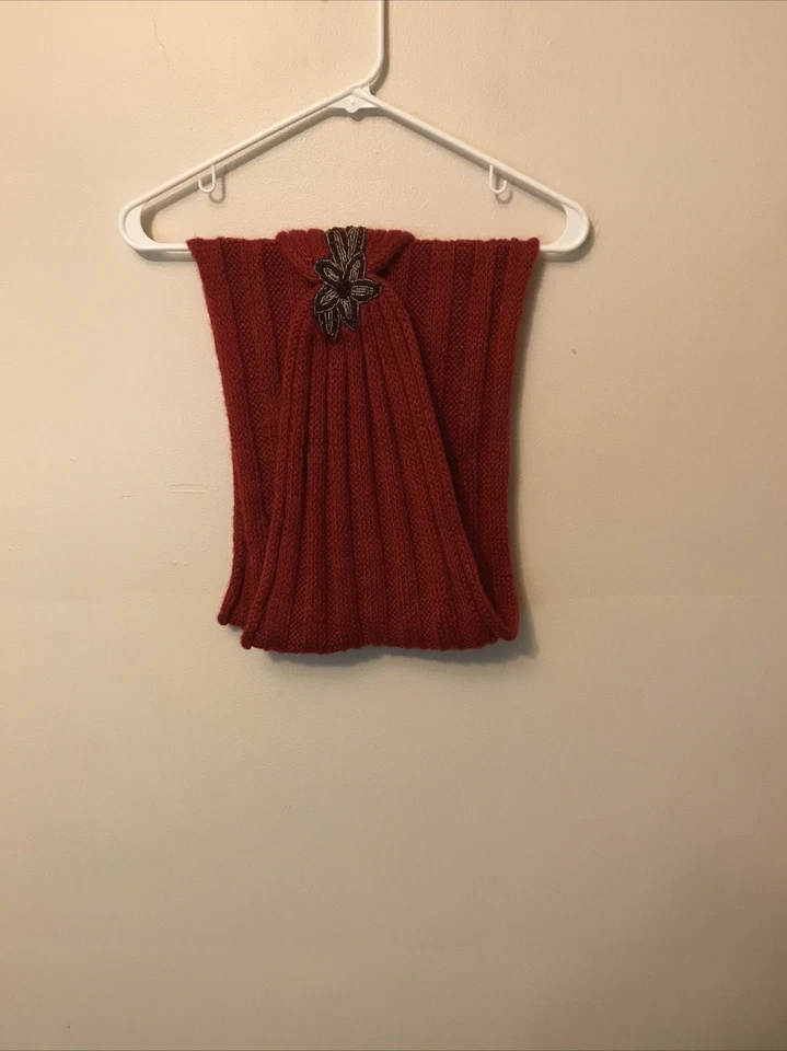 Women's C.C Exclusives Red Infinity Scarf Super with beads neck warmer Foto 4 de 4