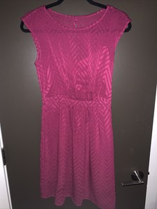 vestido rosa escuro