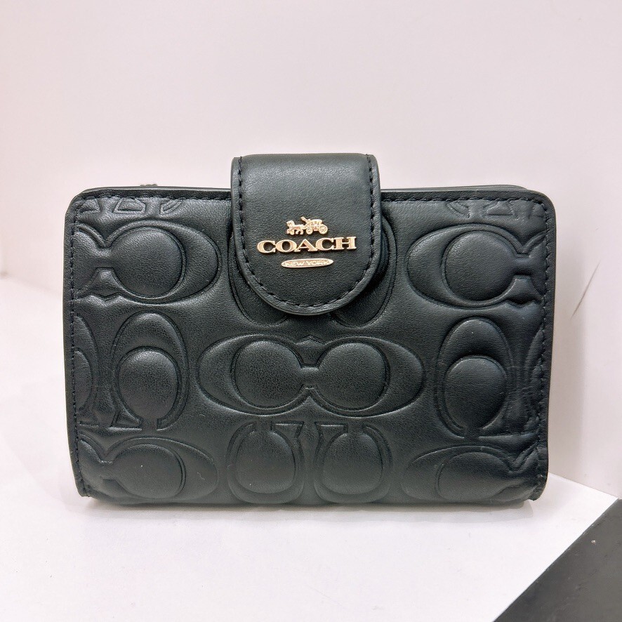 めめこ NWT Coach Medium Corner Zip Wallet in Signature leather CM241