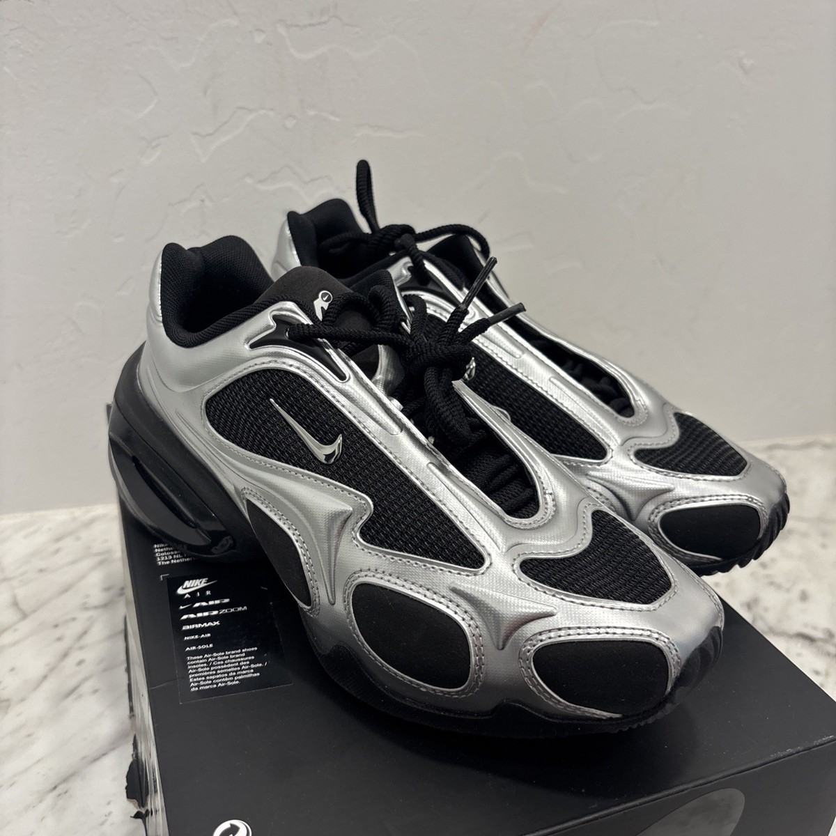 靴 NIKE Air Max Muse Black/llic Silver Step Into the Future With the Nike Air Max Muse. Nike.com