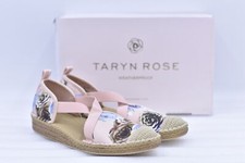 Alpargata para mujer Taryn Rose Quin estampada demi satén cuñas, rubor camafeo, 11M