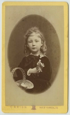 CDV 1876 C. Brion à Marseille. Fillette au bouquet de fleurs. Pannier. Mode. - Photo 1/2