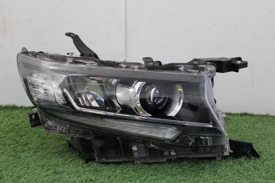 FARO ORIGINAL TOYOTA LAND CRUISER CONDUCTOR DERECHO 2022 EN ADELANTE Foto 3 de 4